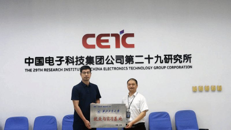 在查找芯片规格时，重点关注以下关键参数：